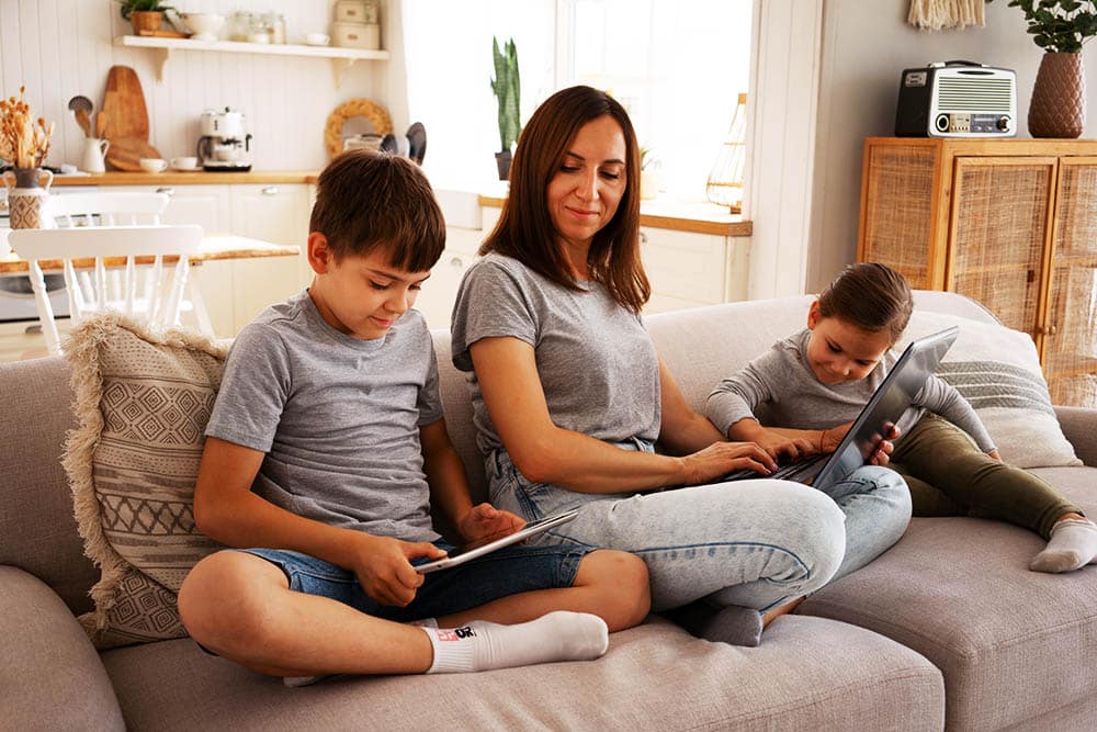 La Crianza en tiempos de redes sociales: ¡Descubre cómo proteger a tus hijos!